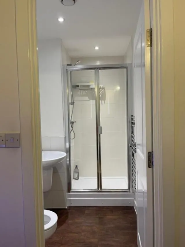 Cozy Double with En-Suite: Smart Amenities & Shared Living Belvedere Apartment